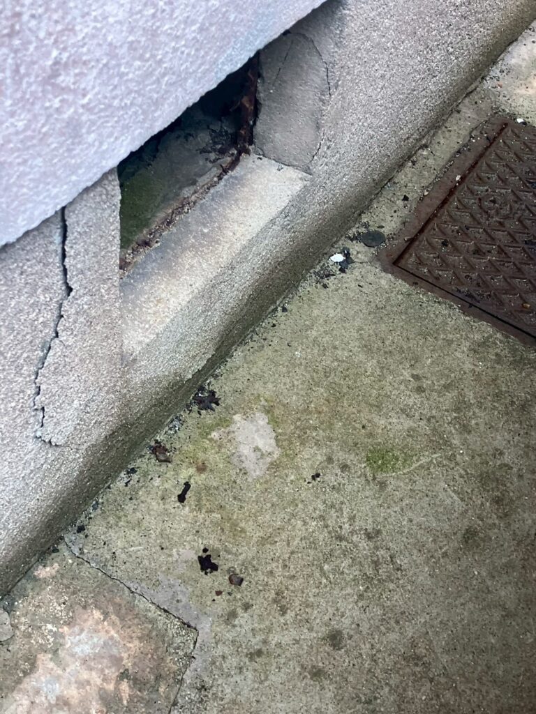 基礎の開口部のひび割れは地震請求を